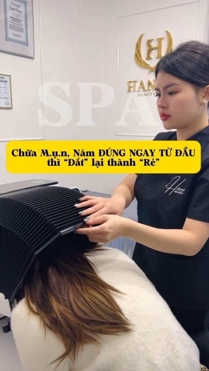 Kỹ thuật viên Hanna chiếu đèn LED cho khách trong buổi điều trị mụn, nám