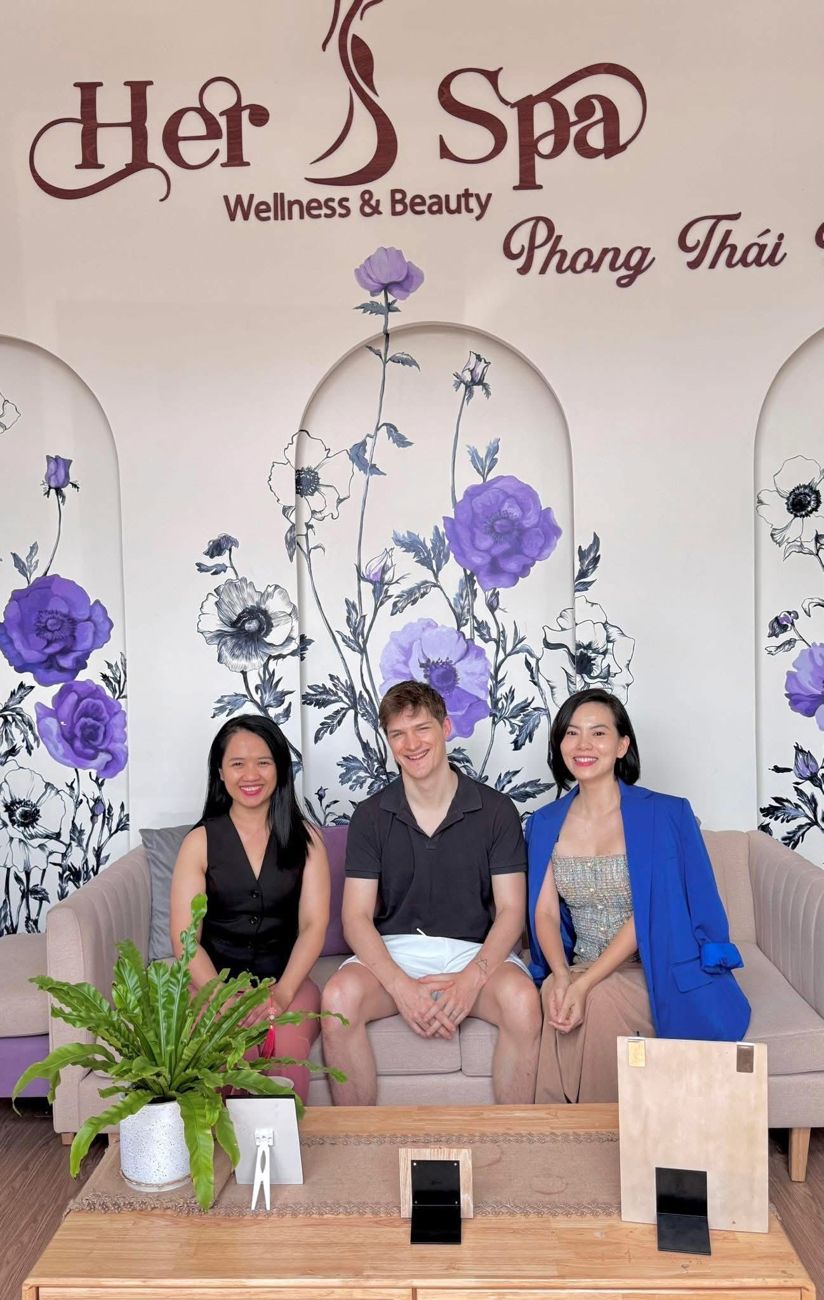 Her S Spa Phong Thái: cô chủ đón khách quốc tế